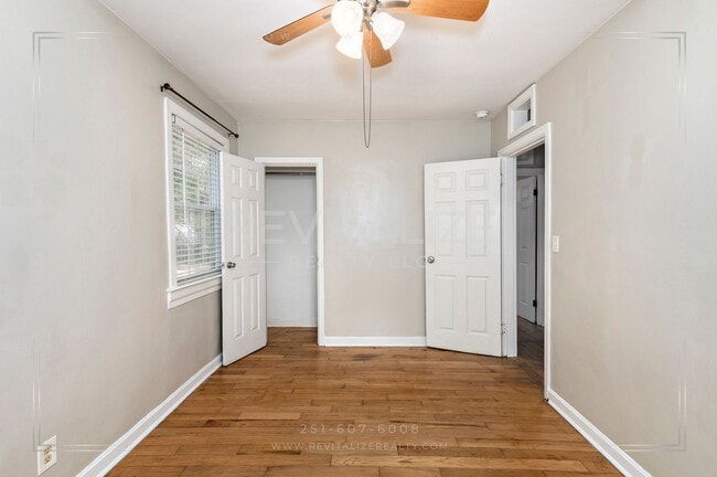 Building Photo - Updated 2 Bed 1 Bath Cottage in Established Neighborhood!