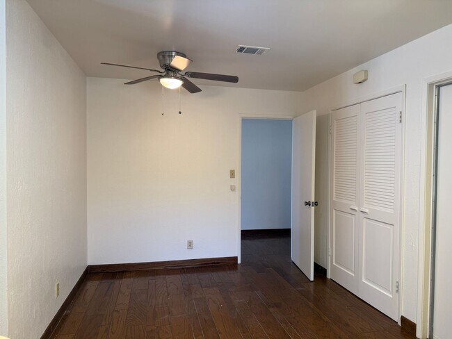 Building Photo - 718 Linwood St