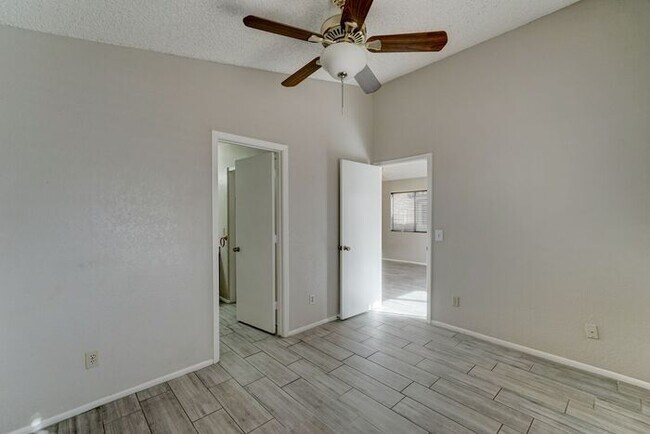 Building Photo - READY TO VIEW NOW! Recently Renovated 2bed/2bath Townhouse in Peoria!
