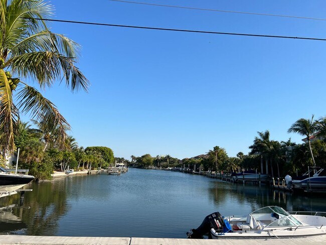 Building Photo - Annual Turnkey Ground floor Furnished Condo in downtown Sarasota