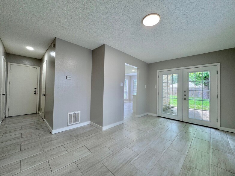 Building Photo - 9414 Crystal Cove Cir