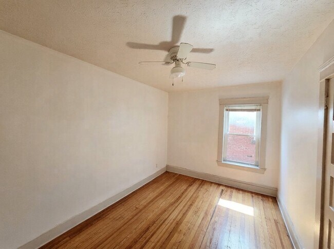 Building Photo - 1421 W 84th St