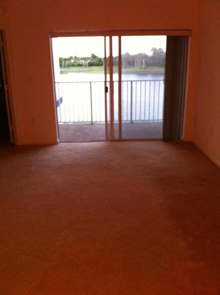 Building Photo - 1145 Golden Lakes Blvd