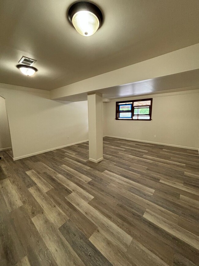 Building Photo - Gorgeous 3 Bedroom 1.5 Bathroom with Huge ...