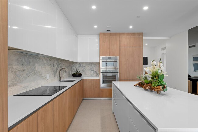 Building Photo - 700 NE 24th St