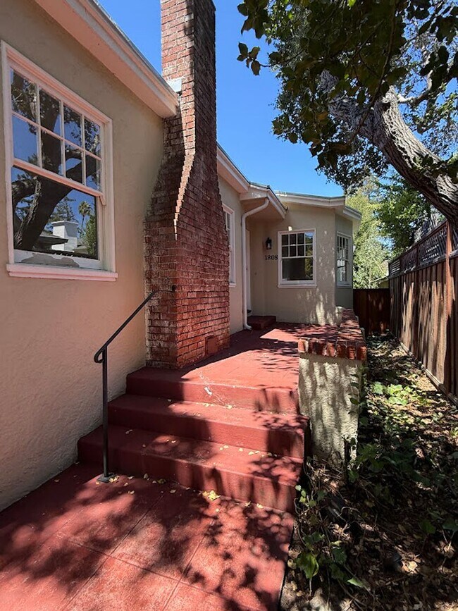 Building Photo - 1808 Sanchez Ave