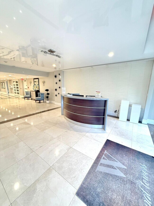 Building Photo - 1150 Hillsboro Mile