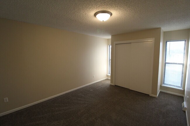 Building Photo - 117 S Saxony Dr