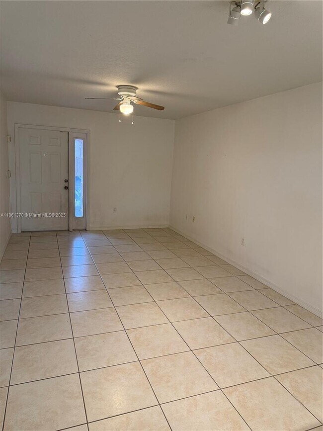 Building Photo - 1261 SE 28th Ct