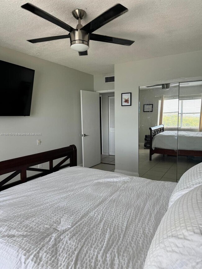 Building Photo - 400 Kings Point Dr
