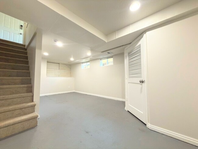 Building Photo - Newly Updated 2-Bedroom Home