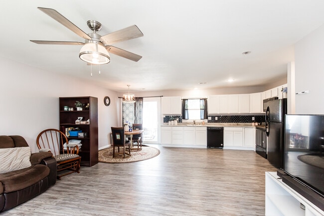 Building Photo - 1314 W 9th St