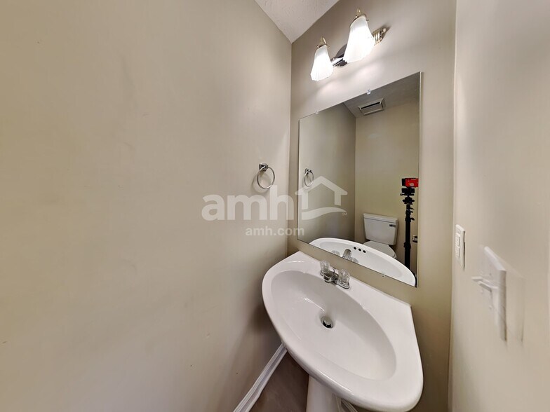 Building Photo - 114 Louise Dr