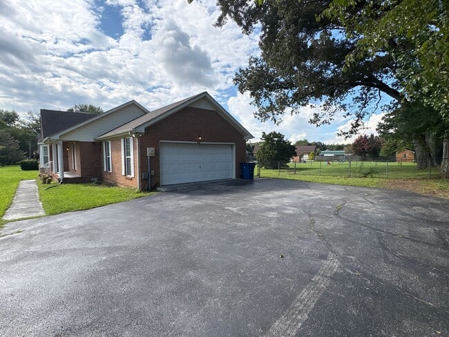 Building Photo - 718 Doak Rd