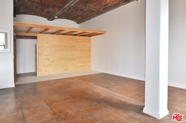 Building Photo - 215 W 7th St