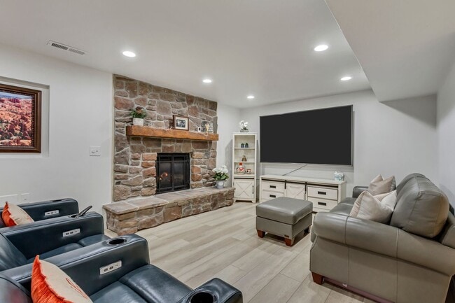 Building Photo - Beautiful 5-Bedroom Home in Sandy!
