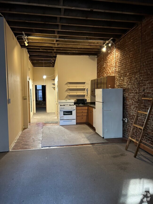 Building Photo - 28 S Strawberry St