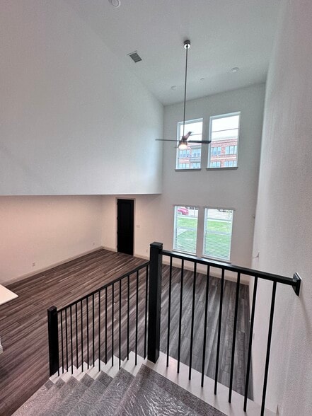 Building Photo - 609 Friendswood Dr