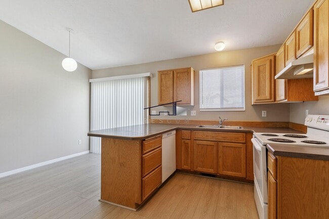 Building Photo - Updated Roy Utah 5 Bedroom 2 Bathroom Home!!