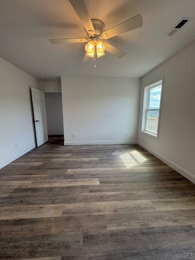 Building Photo - "Charming 3-Bed Haven with Granite Touches in Scenic Mars Hill"