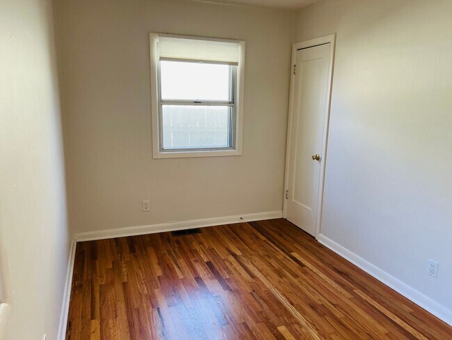 Building Photo - 3 Bedroom/1 Bath Bungalow in Woodstock neighborhood