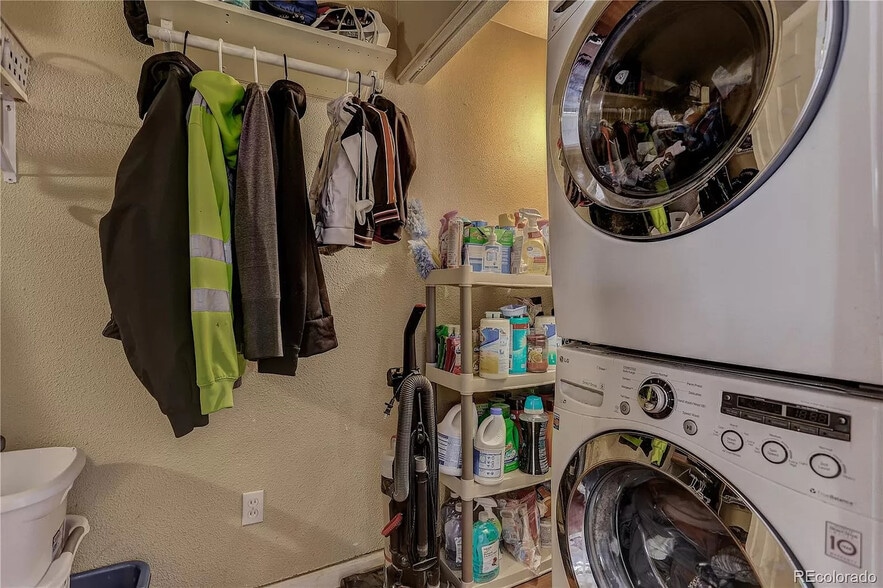 Closet with laundry - 4161 Milwaukee St