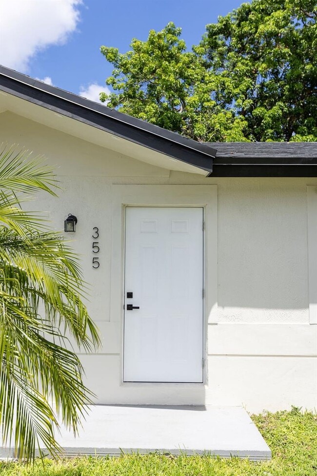 Building Photo - 355 SW 17th Ave