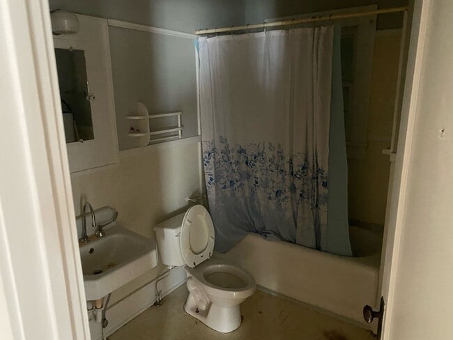 Building Photo - ONE BEDROOM ONE BATH