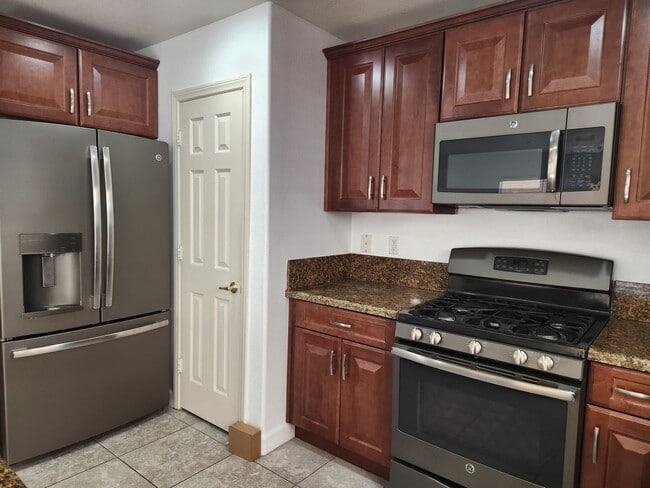 Building Photo - Sleek 2 story home with tile in most living areas and upgraded kitchen.