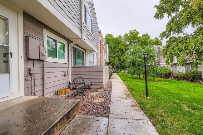 Building Photo - Wonderful 2BD/2.5BA Condo in Excellent Loc...