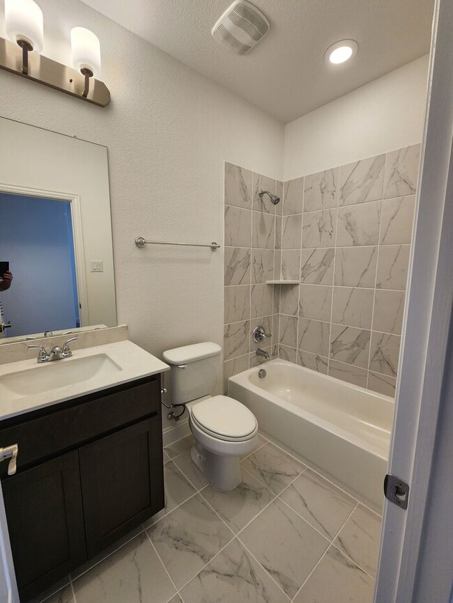 Building Photo - Move-in Special: 50% off second full month...
