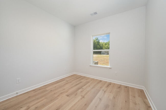 Building Photo - 605 Queens Rd