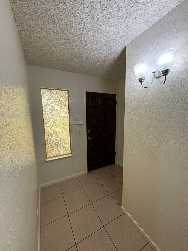 Building Photo - SW Visalia Home Available Now!