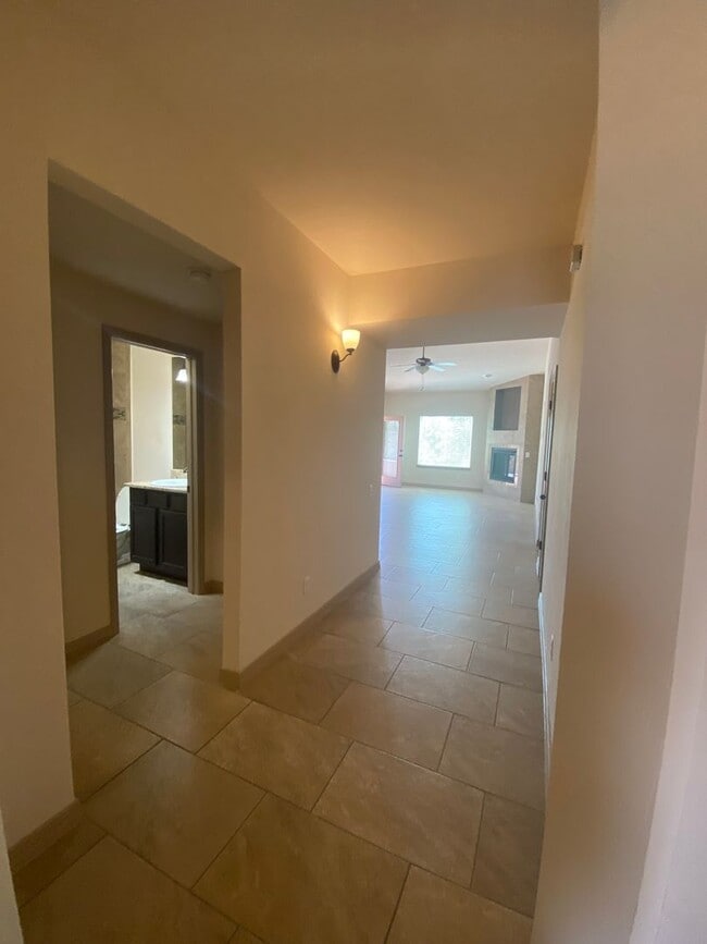 Building Photo - Beautiful 4 Bedroom, 3 Bathroom Home! Avai...