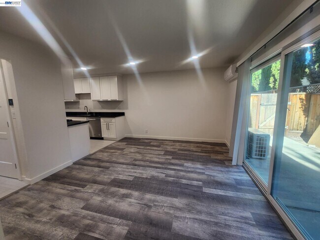 Building Photo - 749 Palomino Dr