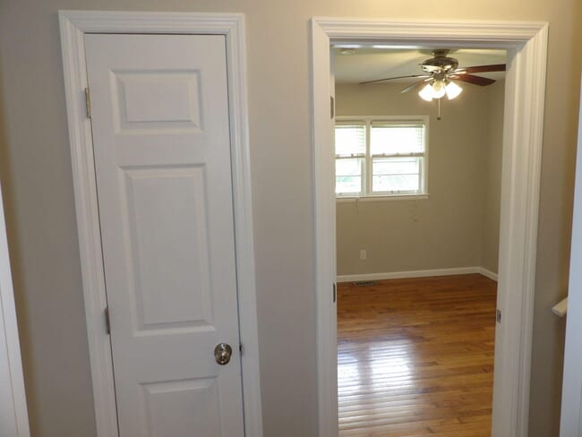 Building Photo - 286 Zandale Dr