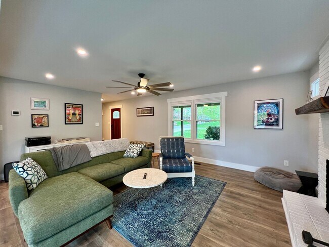 Building Photo - Beautifully Updated Home!  Fenced Yard!
