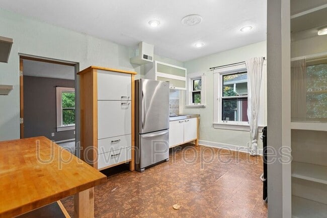 Building Photo - 2424 SE Yamhill St