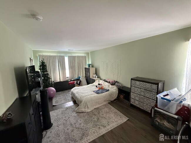 Building Photo - 333 Bowler Ct