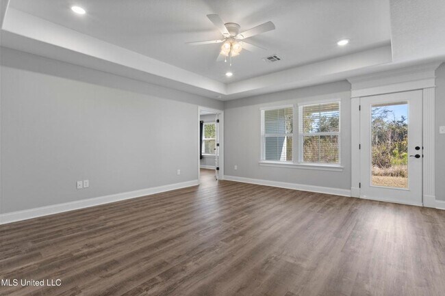 Building Photo - 3 Bed / 2 Bath Home – Modern Finishes & Convenient Location