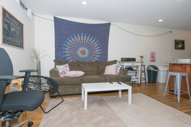 Building Photo - Brookline 3 Bed – 935 Sq Ft – Heat & Hot Water Included – Renovated – 9/1