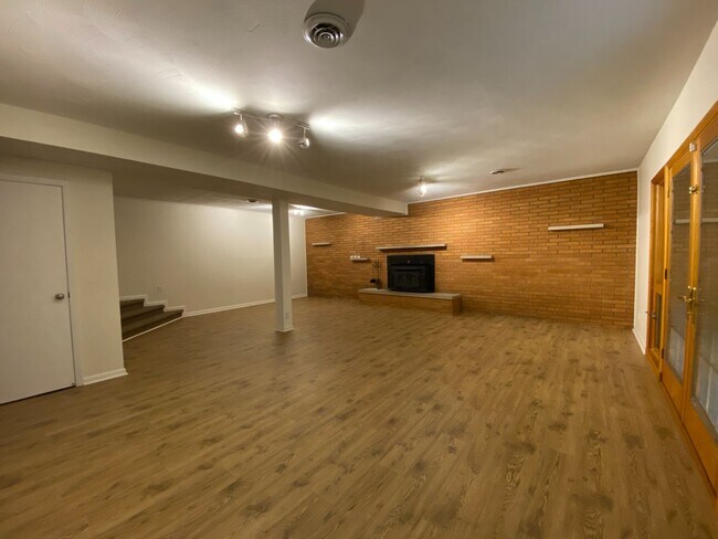 Building Photo - Available Aug 7th, 2026!