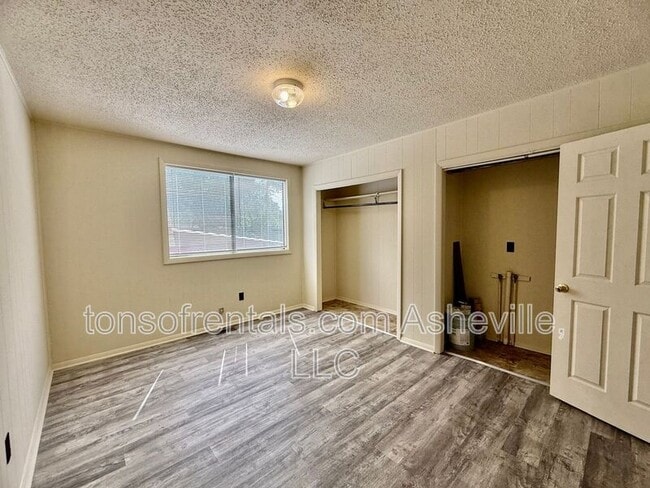 Building Photo - 2604 Hendersonville Rd