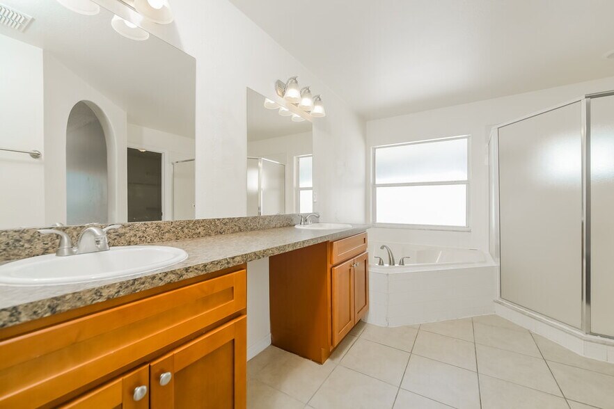 Building Photo - 16444 Coopers Hawk Ave