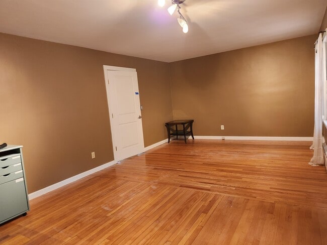 Building Photo - 907 W Swanzey Rd