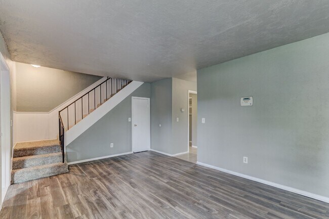 Building Photo - 4 bed 1.5 bath duplex in Midwest City