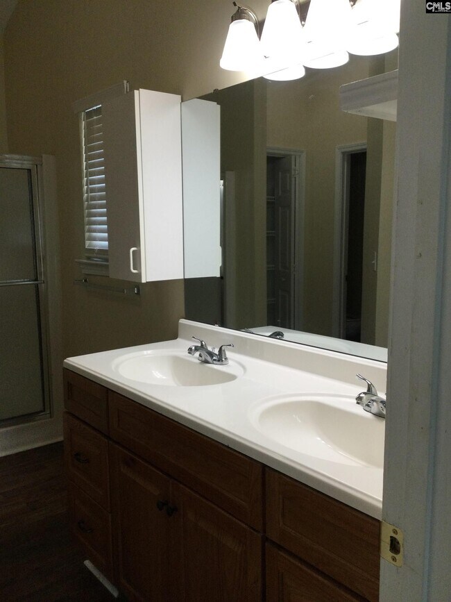 Building Photo - 13 Coachmen Ct