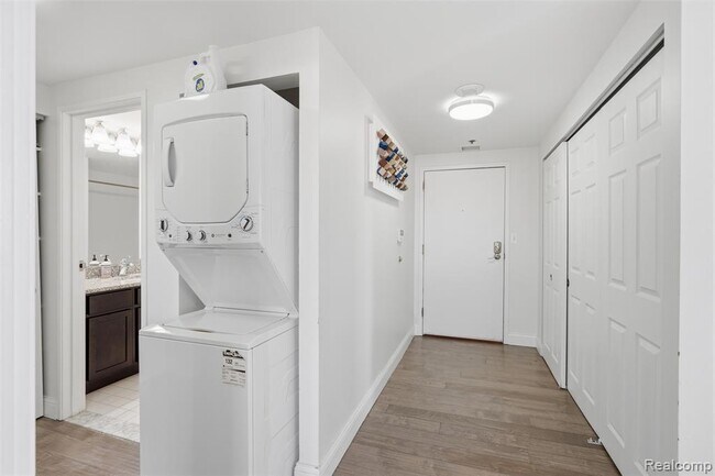 Building Photo - 250 E Harbortown Dr
