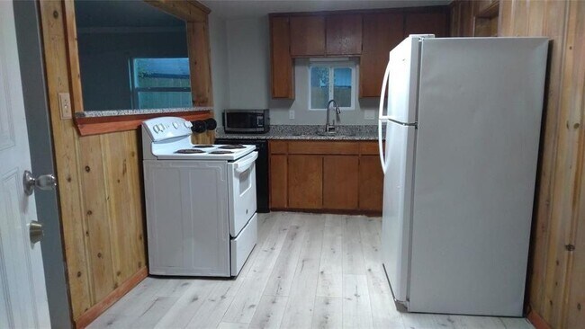 Building Photo - 7366 Meadowbrook Dr