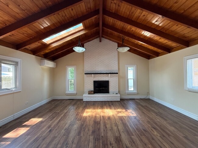 Building Photo - 558 Broadview Ave